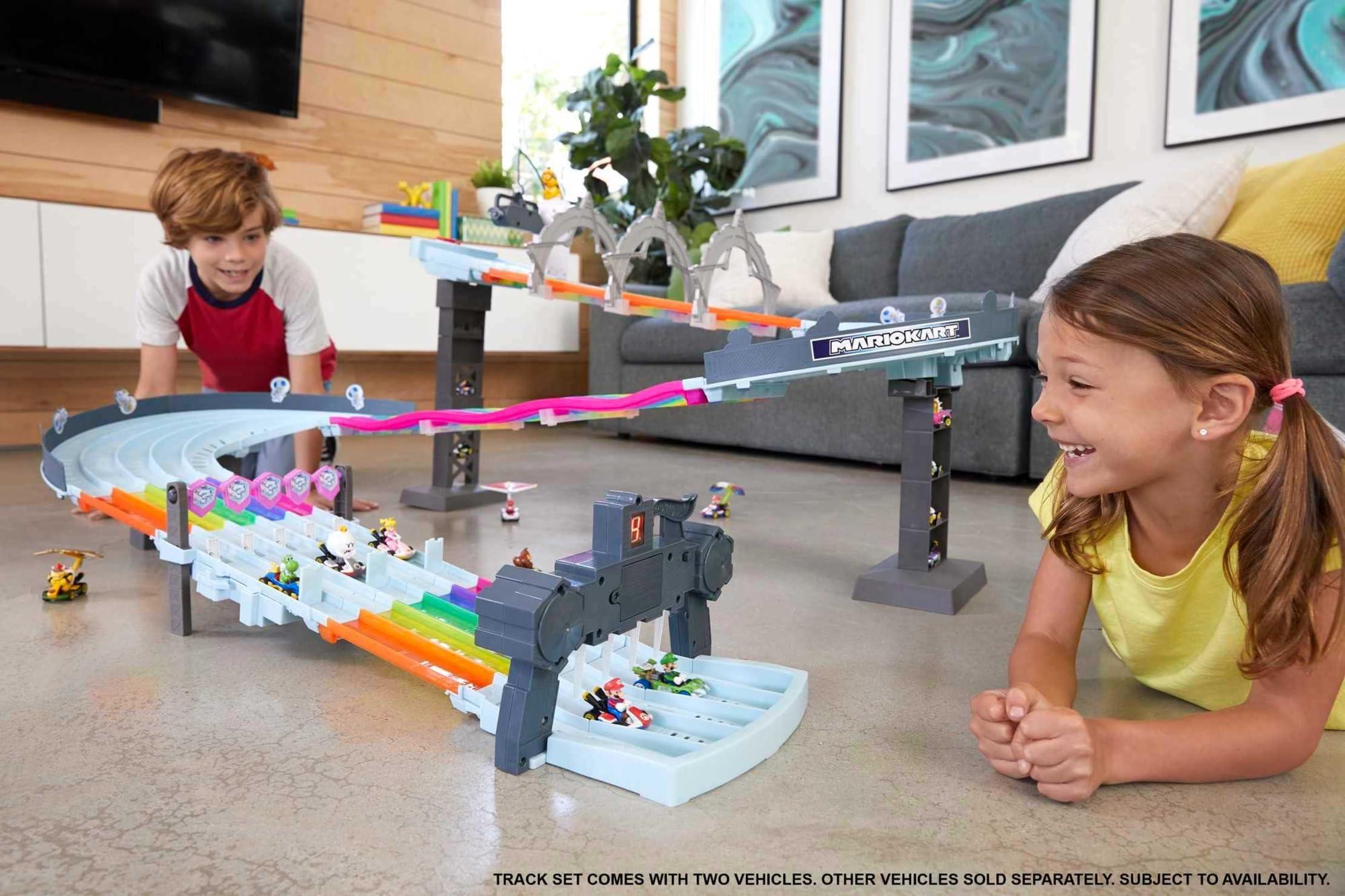 Hot Wheels Hot Wheels Mario Kart Rainbow Road Raceway 8-Foot Track Set with Lights & Sounds & 2 1:64 Scale Vehicles, Race with 5-Track Colorful Course with 2 Configurations
