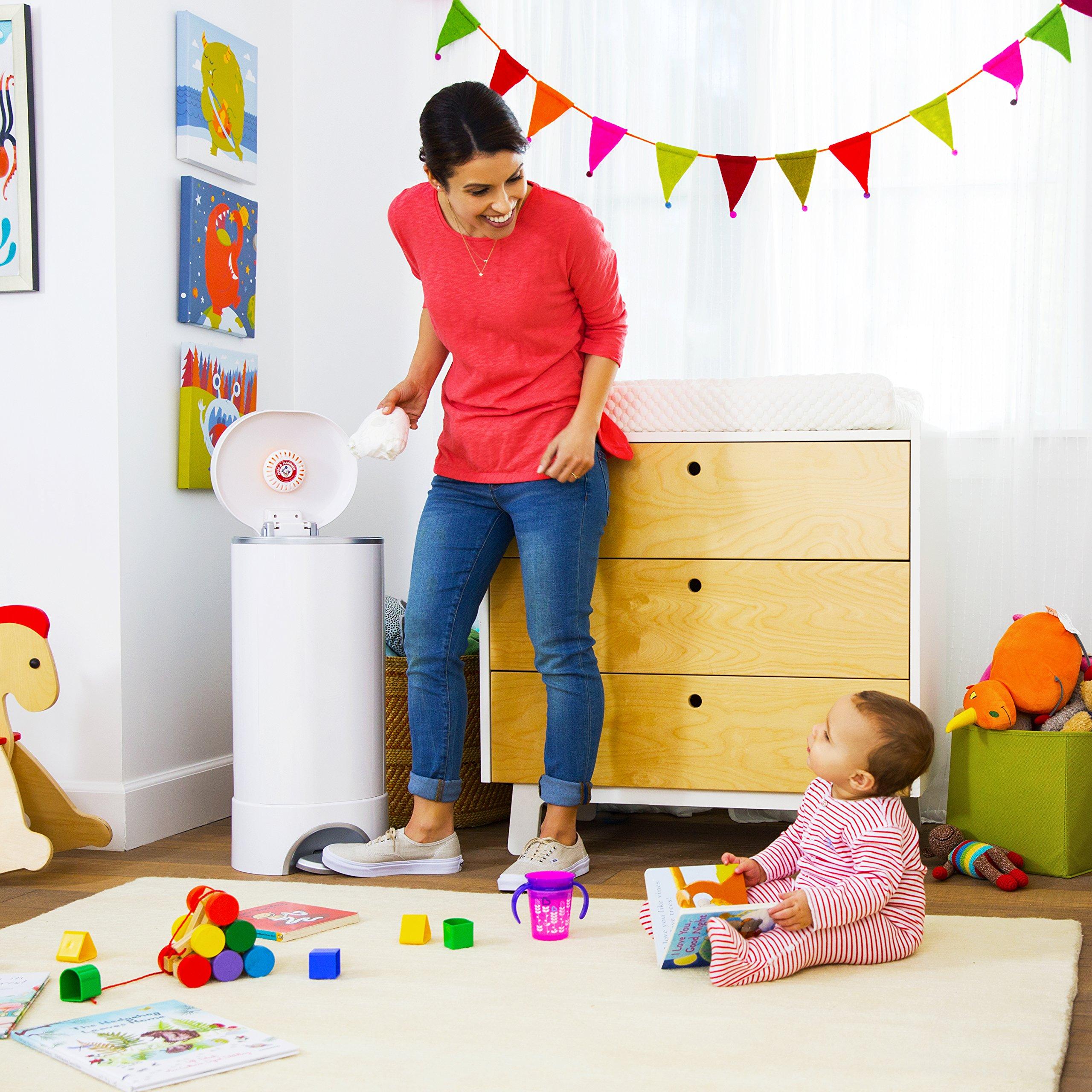 Munchkin Munchkin STEP Diaper Pail Powered by Arm & Hammer, #1 in Odor Control, Award-Winning, Includes 1 Snap, Seal & Toss Bag, 1 Starter Refill Ring, and 1 PUCK Baking Soda Cartridge