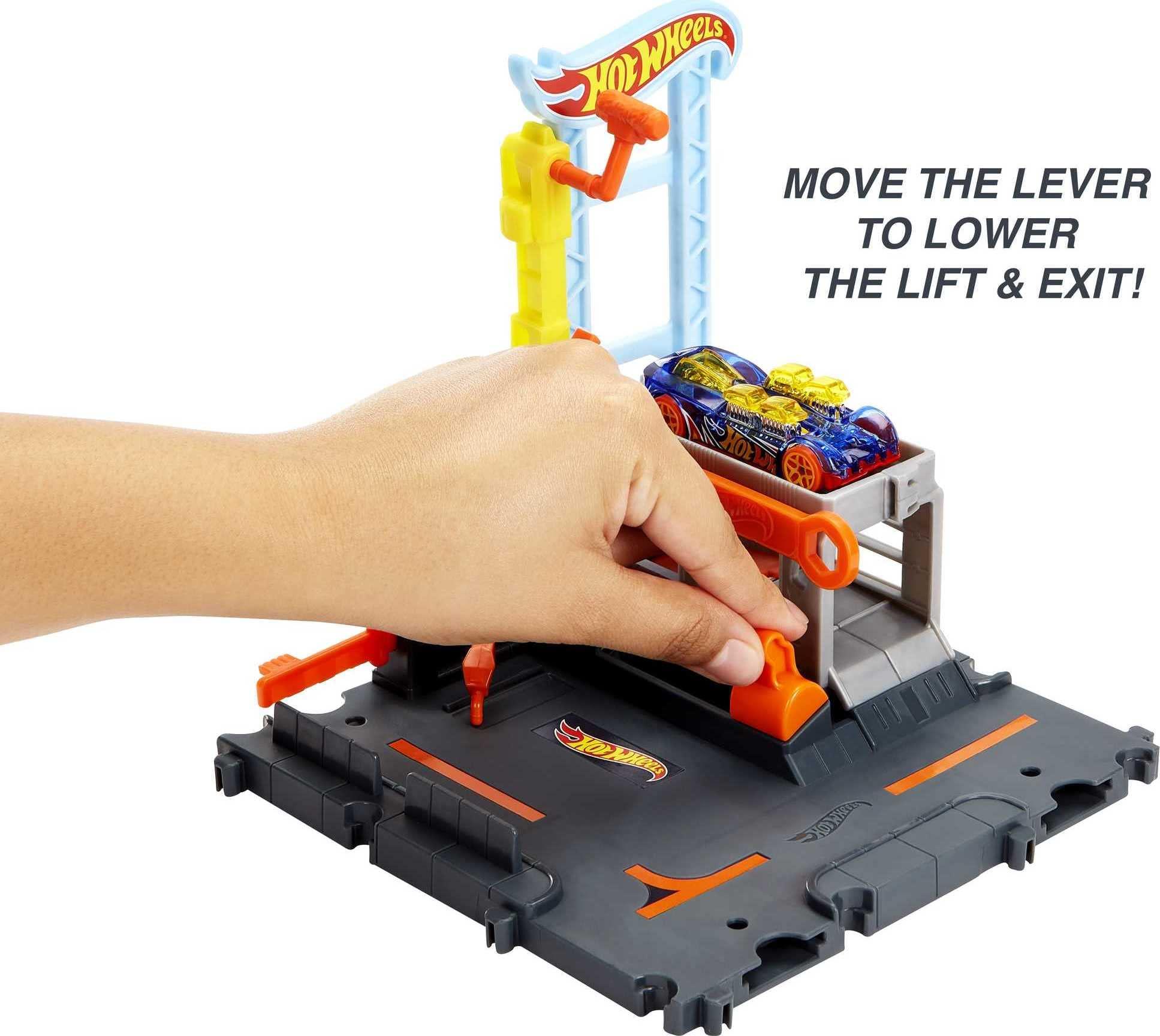Hot Wheels Hot Wheels City Toy Car Track Set Downtown Repair Station Playset with 1:64 Scale Vehicle, Working Lift & Launcher