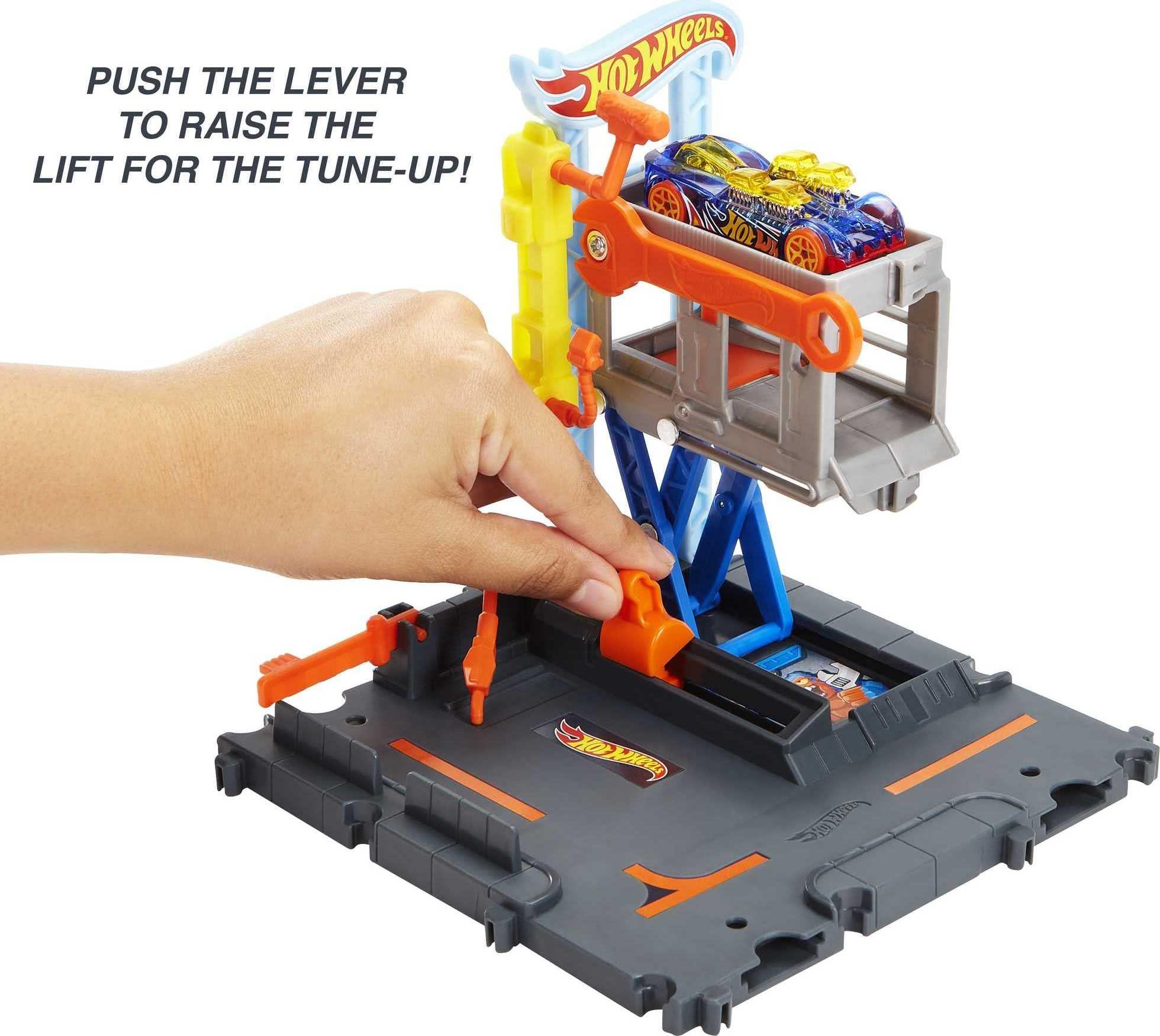 Hot Wheels Hot Wheels City Toy Car Track Set Downtown Repair Station Playset with 1:64 Scale Vehicle, Working Lift & Launcher
