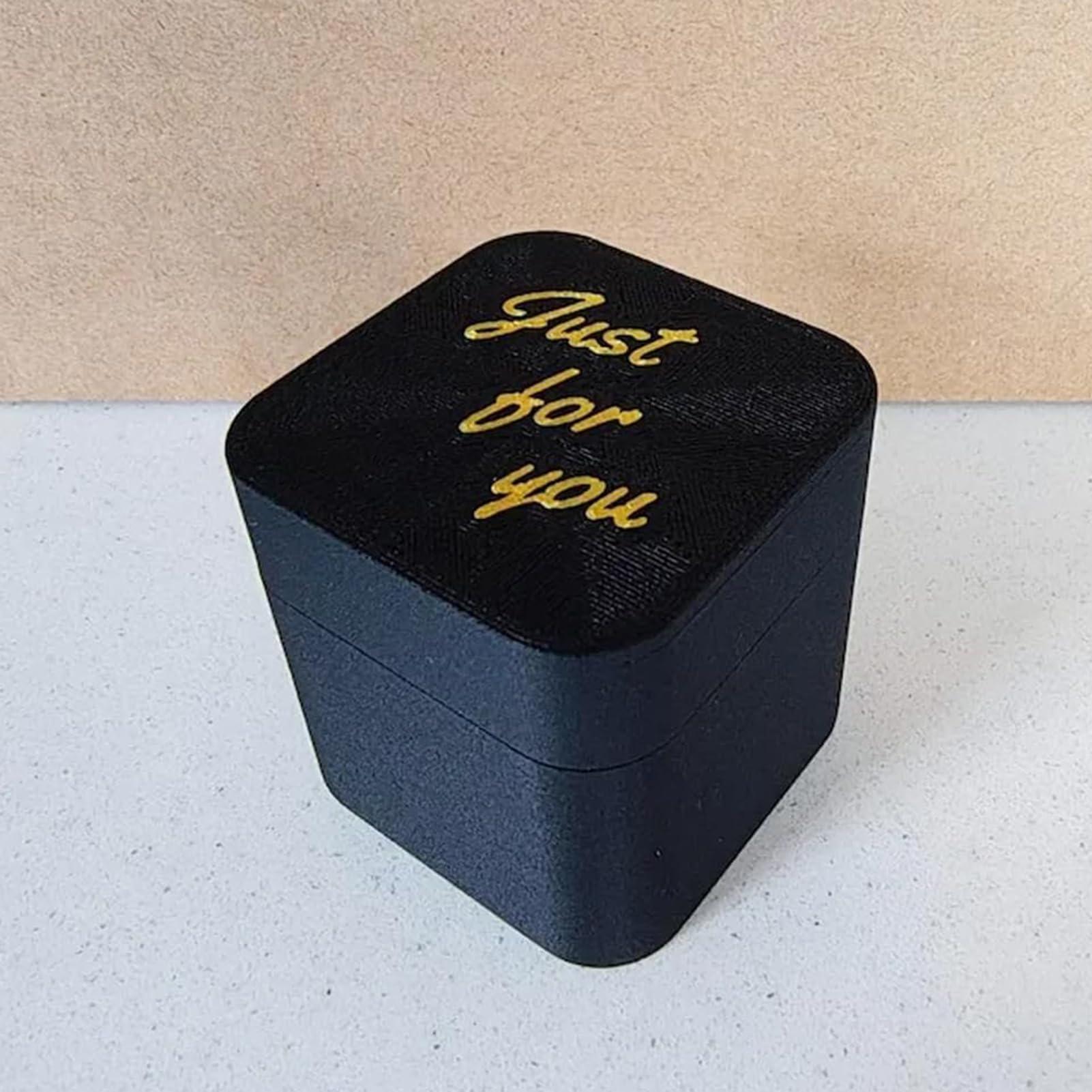 LQBPVY LQBPVY Middle Finger Surprise Gift Box, Middle Finger in a Box, Funny Spoof Hand Prank Pop up Gift with Box for Adults, Middle Finger Gift, Christmas Novelty Fun Prank Gift (1 Pc)
