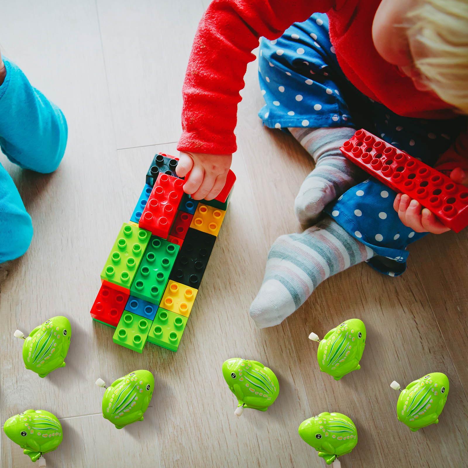 Seenelling Seenelling 20 Pcs Green Jumping Fun Frog Toys Plastic Cute Clockwork Frog Toy Bulk Toy Frog for Educational Gift