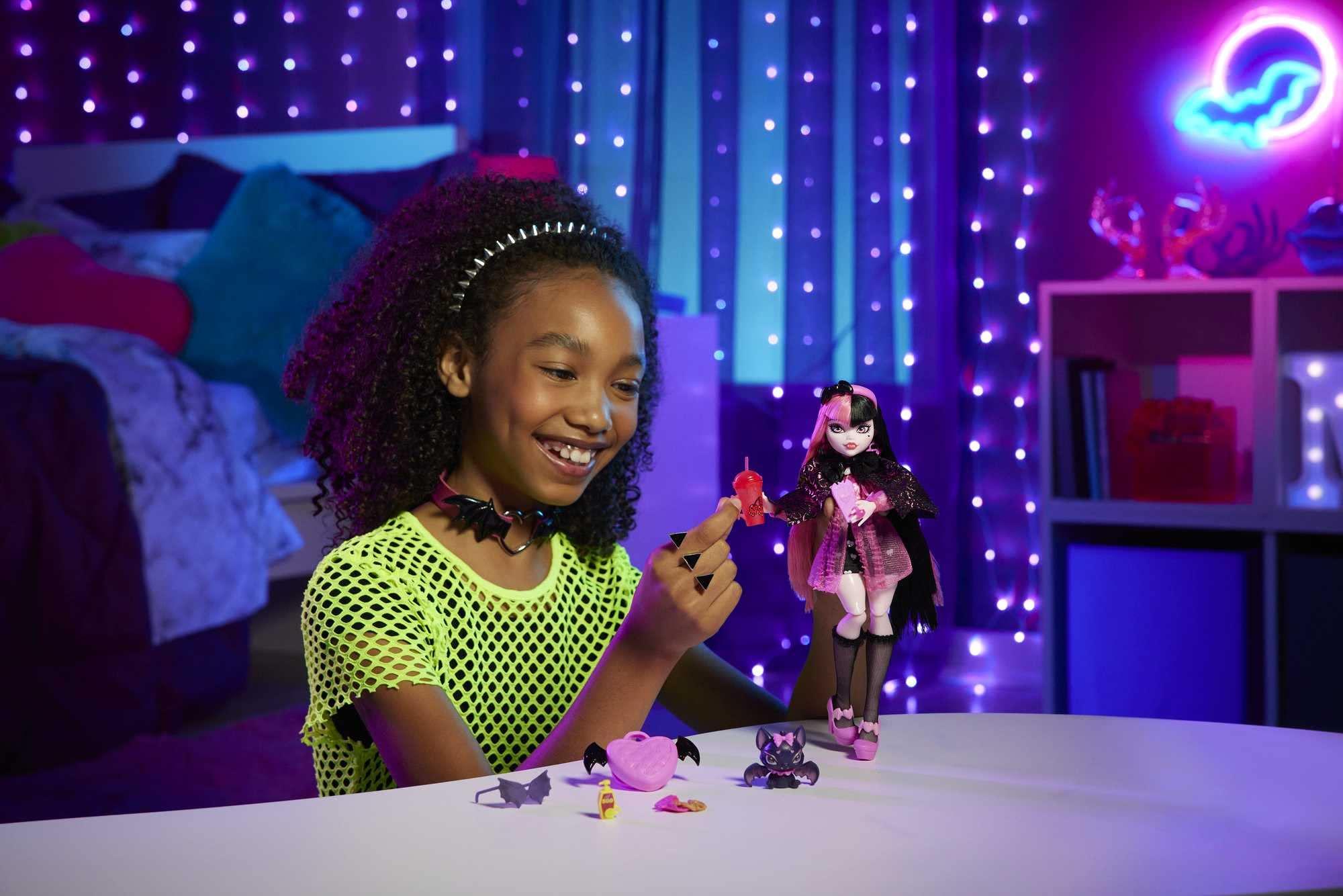 Monster High Monster High Doll, Draculaura with Pink & Black Hair in Signature Look with Fashion Accessories & Pet Bat Count Fabulous