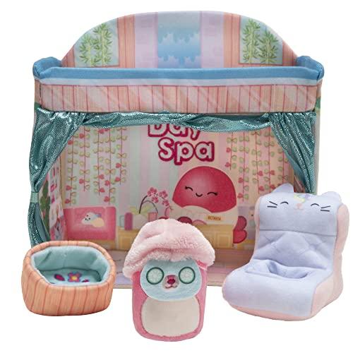 Squishville Squishville by Original Squishmallows Deluxe Day Spa Playscene - Include 2-Inch Duchess The Pink Deer, Towel Wrap, Face Mask, Basin & Lounge Chair - Toys for Kids