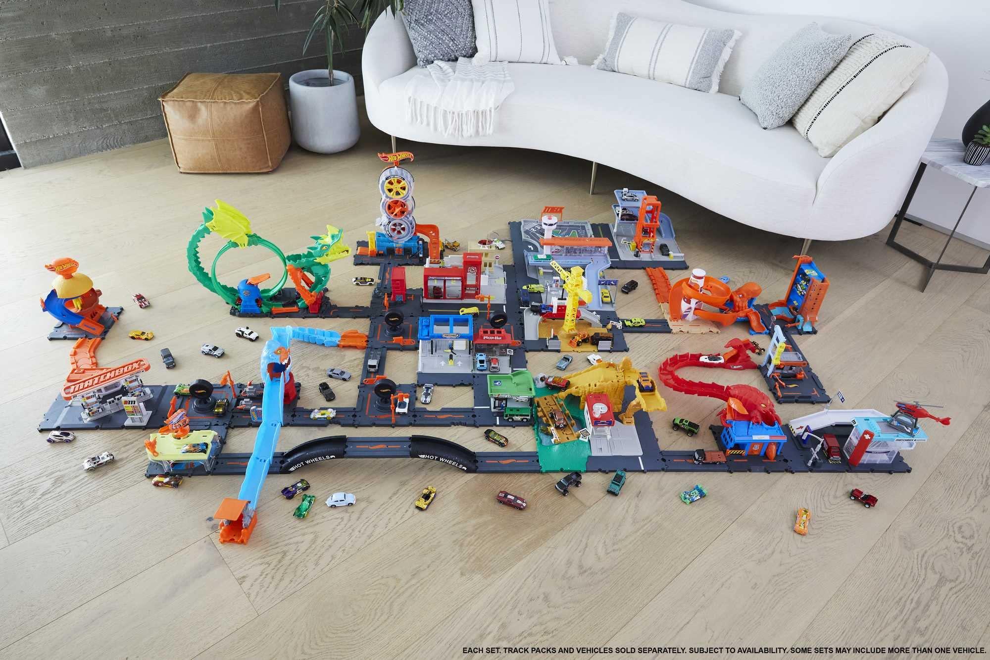 Hot Wheels Hot Wheels City Toy Car Track Set Downtown Repair Station Playset with 1:64 Scale Vehicle, Working Lift & Launcher