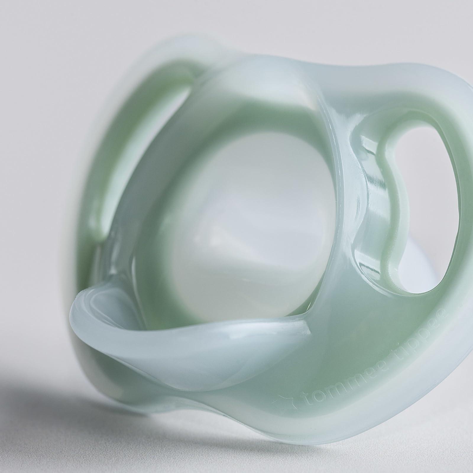 Tommee Tippee Tommee Tippee Ultra-Light Silicone Pacifier, Symmetrical One-Piece Design, BPA-Free Silicone Binkies, 6-18m, 4-Count