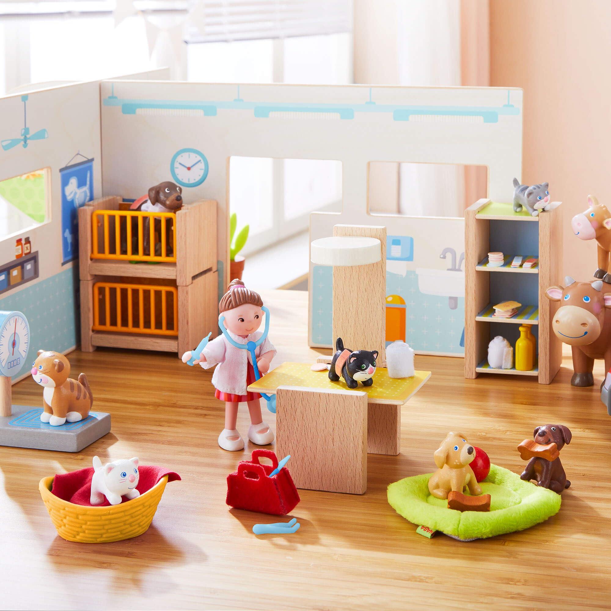 HABA HABA Little Friends Veterinary Clinic Play Set - 4 Detailed Rooms with 1 Vet Figure, Kitten, Kennels and Accessories