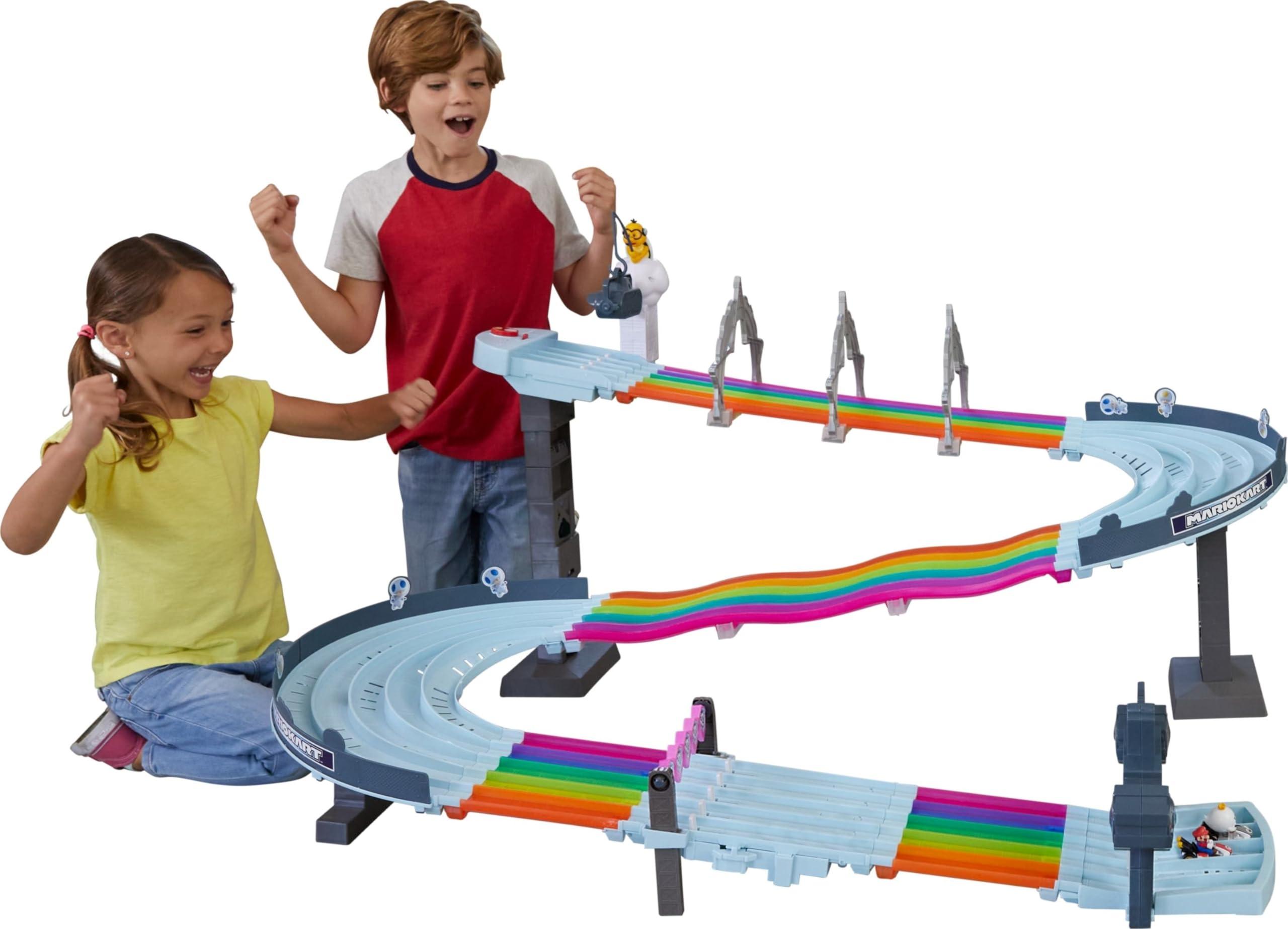 Hot Wheels Hot Wheels Mario Kart Rainbow Road Raceway 8-Foot Track Set with Lights & Sounds & 2 1:64 Scale Vehicles, Race with 5-Track Colorful Course with 2 Configurations