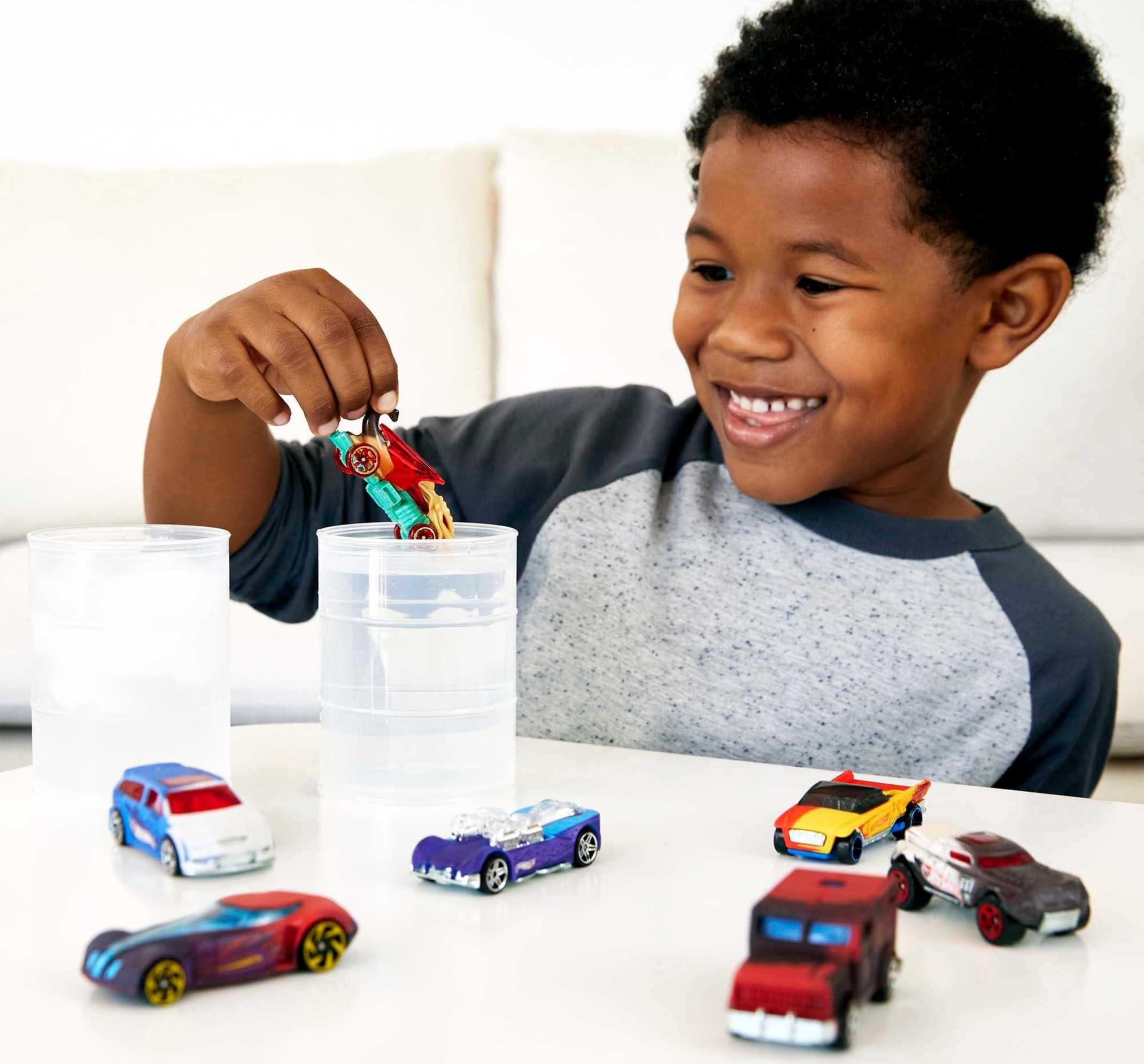 Hot Wheels Hot Wheels Color Shifters Toy Cars 5-Pack, Set of 5 1:64 Scale Vehicles that Change Color in Cold or Warm Water (Styles May Vary) (Amazon Exclusive)